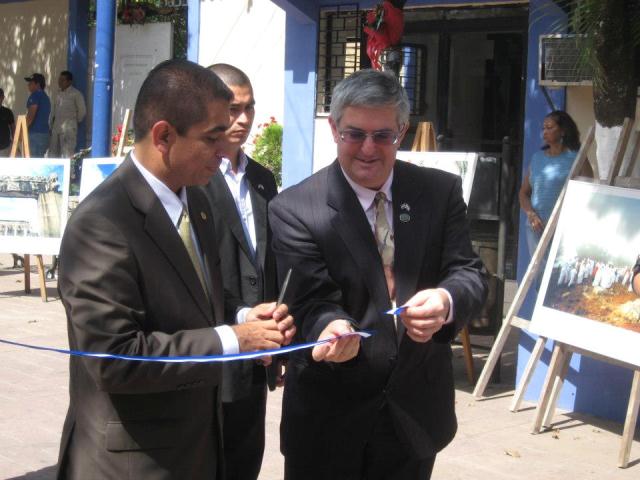 inaurando la Exposición Fotográfica sobre Lugares Santos de Israel.